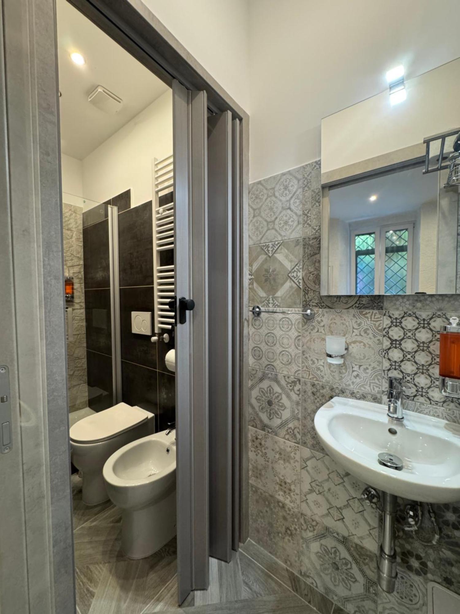Bed & Breakfast Luxor Eco Roma Casa E Appartamento Per Vacanze In Centro Piazza Bologna, Colosseo, Piazza Di Spagna, Vaticano, San Pietro, Sapienza, Fontana Di Trevi, Piazza Navona, Trastevere, Tiburtina, Termini, Aeroporto Rome