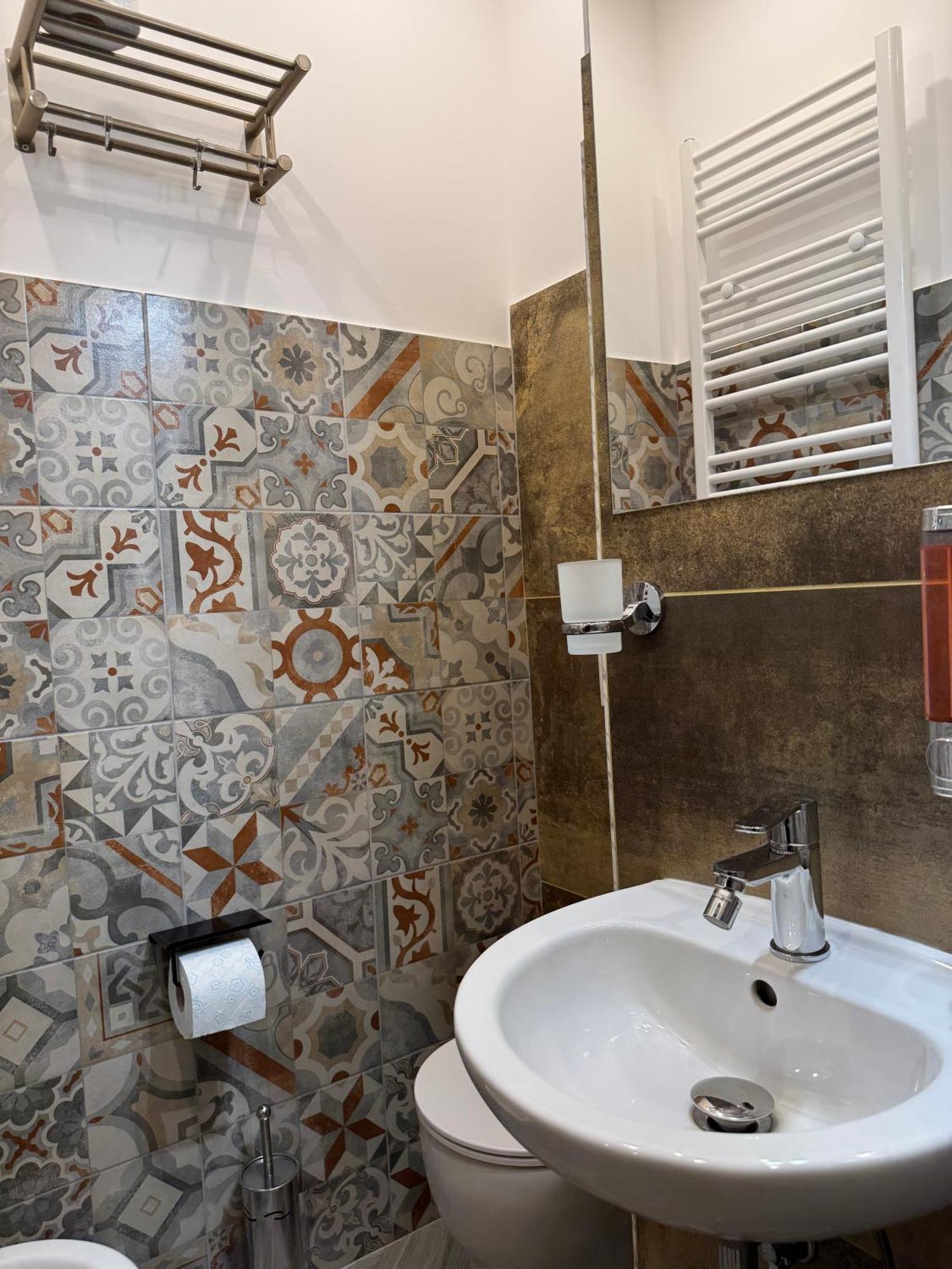 Frühstückspension Luxor Eco Roma Casa E Appartamento Per Vacanze In Centro Piazza Bologna, Colosseo, Piazza Di Spagna, Vaticano, San Pietro, Sapienza, Fontana Di Trevi, Piazza Navona, Trastevere, Tiburtina, Termini, Aeroporto 2*