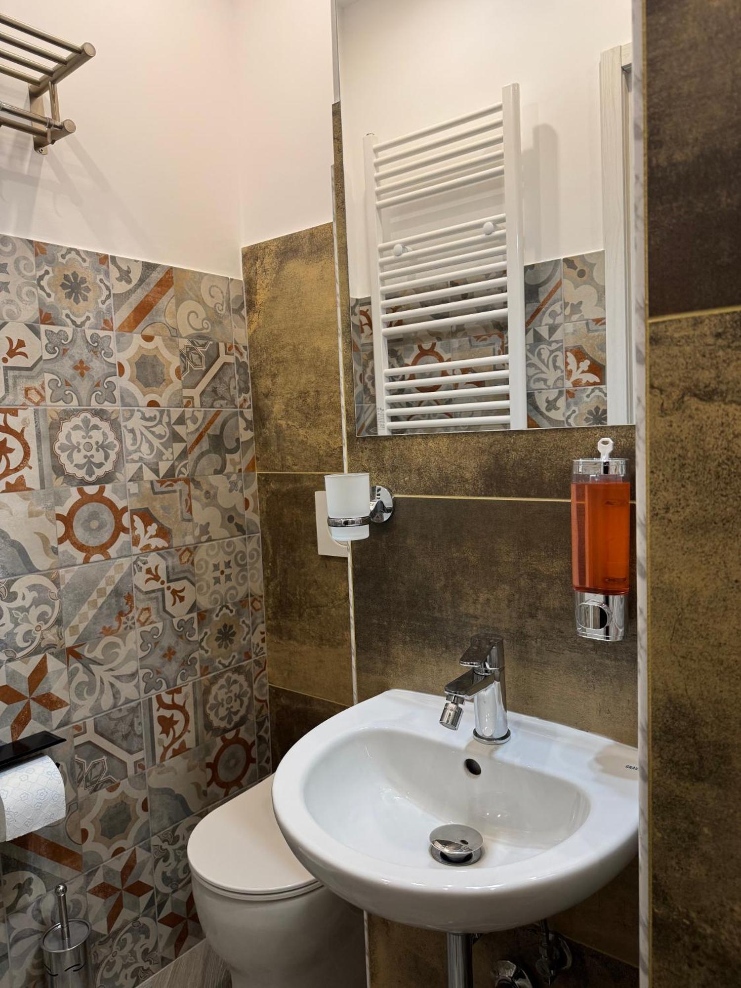 Luxor Eco Roma Casa E Appartamento Per Vacanze In Centro Piazza Bologna, Colosseo, Piazza Di Spagna, Vaticano, San Pietro, Sapienza, Fontana Di Trevi, Piazza Navona, Trastevere, Tiburtina, Termini, Aeroporto Rom